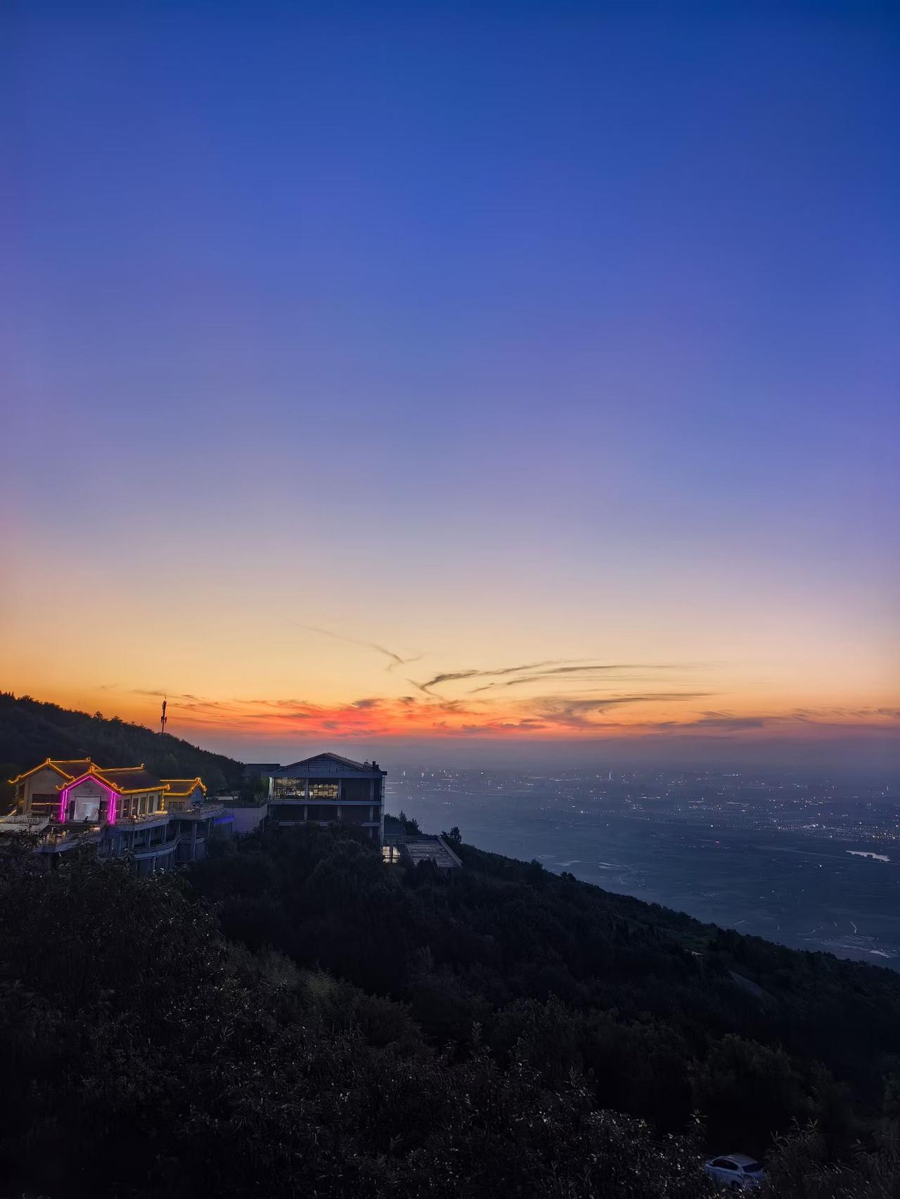 夏日生活打卡季步履不停，看过山间落日、古渡轻舟，邂逅人间各式热闹与温柔，旅途自有