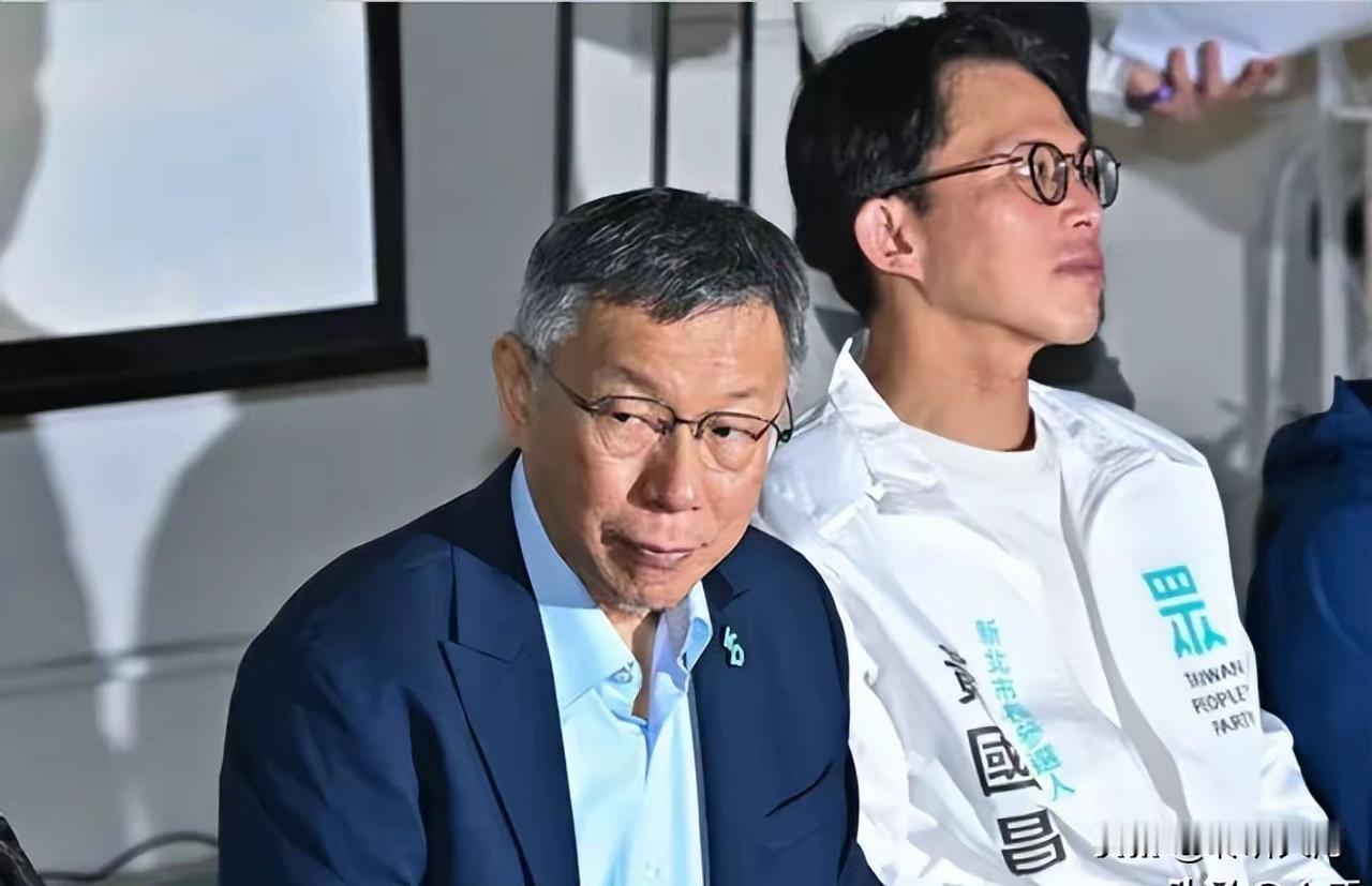 柯文哲该不该被同情？看完他最近干的这些事，真的一点都同情不起来。
 
一开始他被
