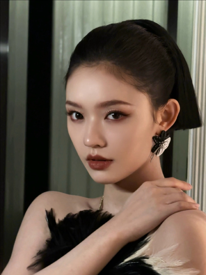 #林允白蝶水晶耳饰#  这个骨相也太美了吧，高马尾的盘发都能够驾驭的妥妥的呀，而