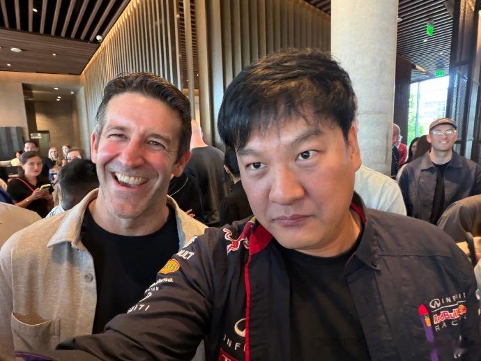 合影也合影的差不多了，希望明天来点猛的东西吧。手里的14pro，在过去的4年都没