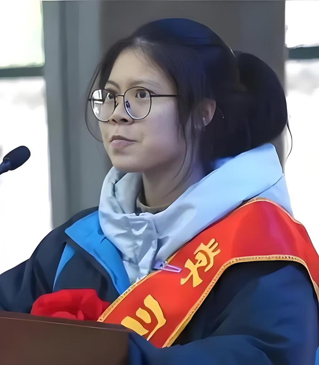 湖南，3年前那个因高考百日誓师演讲被网暴的符文迪，当时被骂到躲在学校走廊里，在朋
