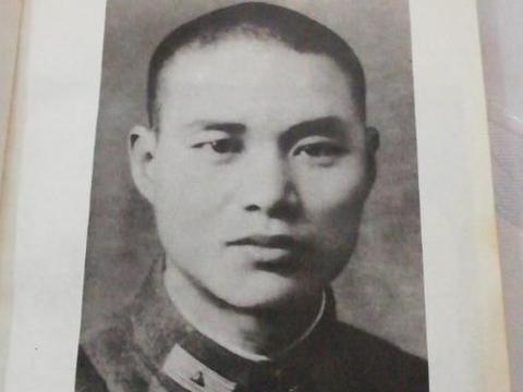 1935年秋天，上海北四川路大陆新村的弄堂口，多了一个卖香烟的小贩。这人穿件旧棉
