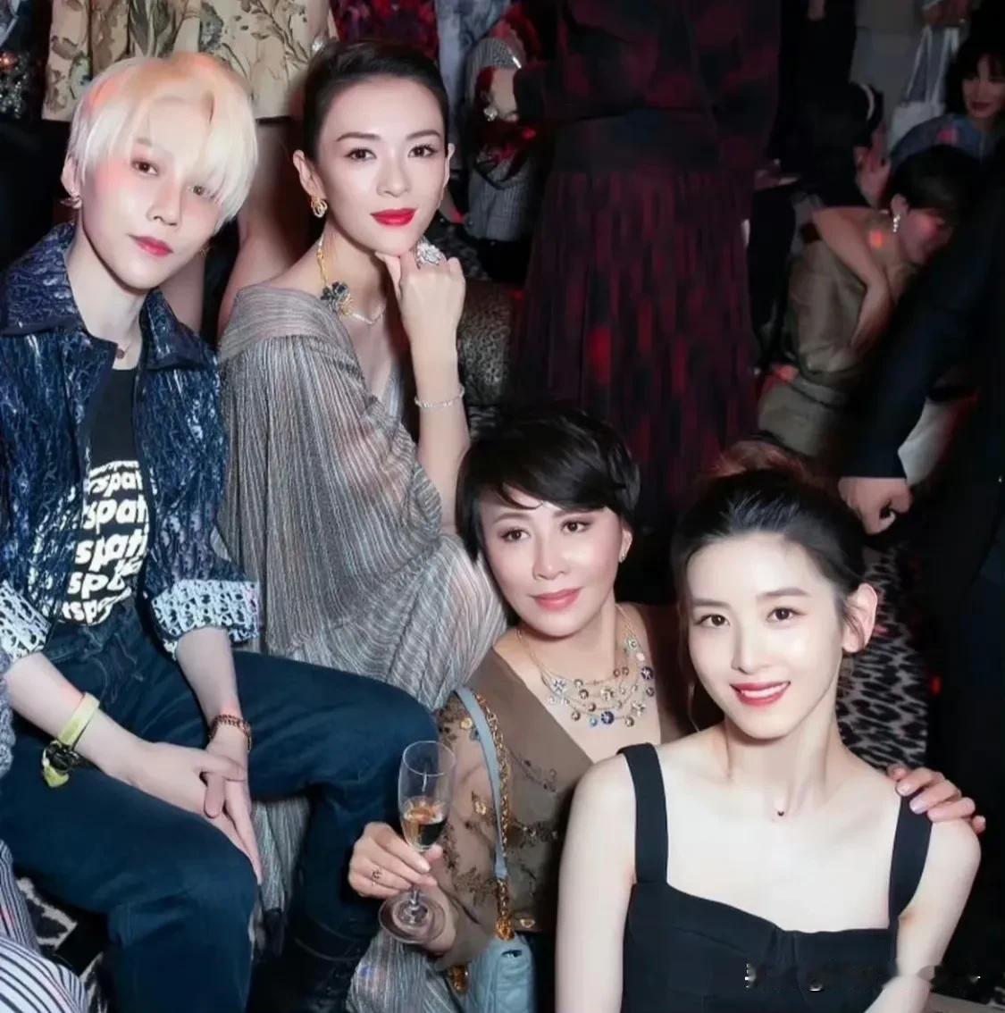 章泽天无论是在演艺圈还是在富太太圈，都是挺耀眼的！看她和章子怡、刘嘉玲这张合影简