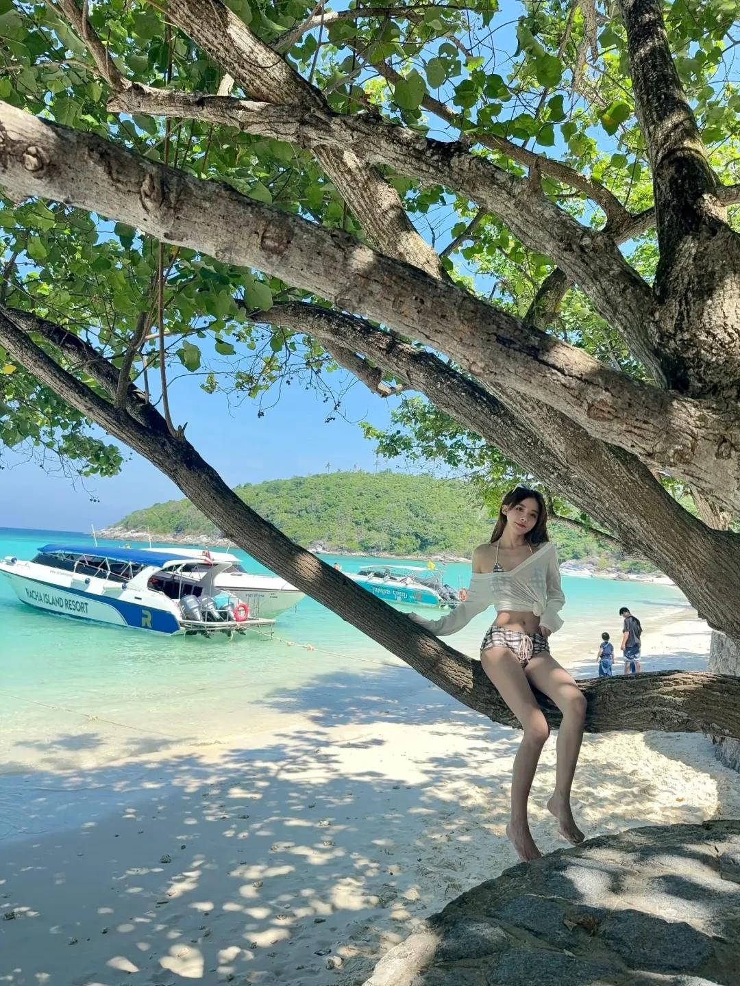 沙滩上树荫下的夏日时光，惬意又美好。
海边美照分享 海边美图大放送 海边儿美女。