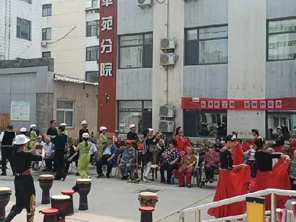近日，长安公园新疆舞蹈团走进养老院开展公益义演，用欢快民族舞姿为长者送上温情陪伴
