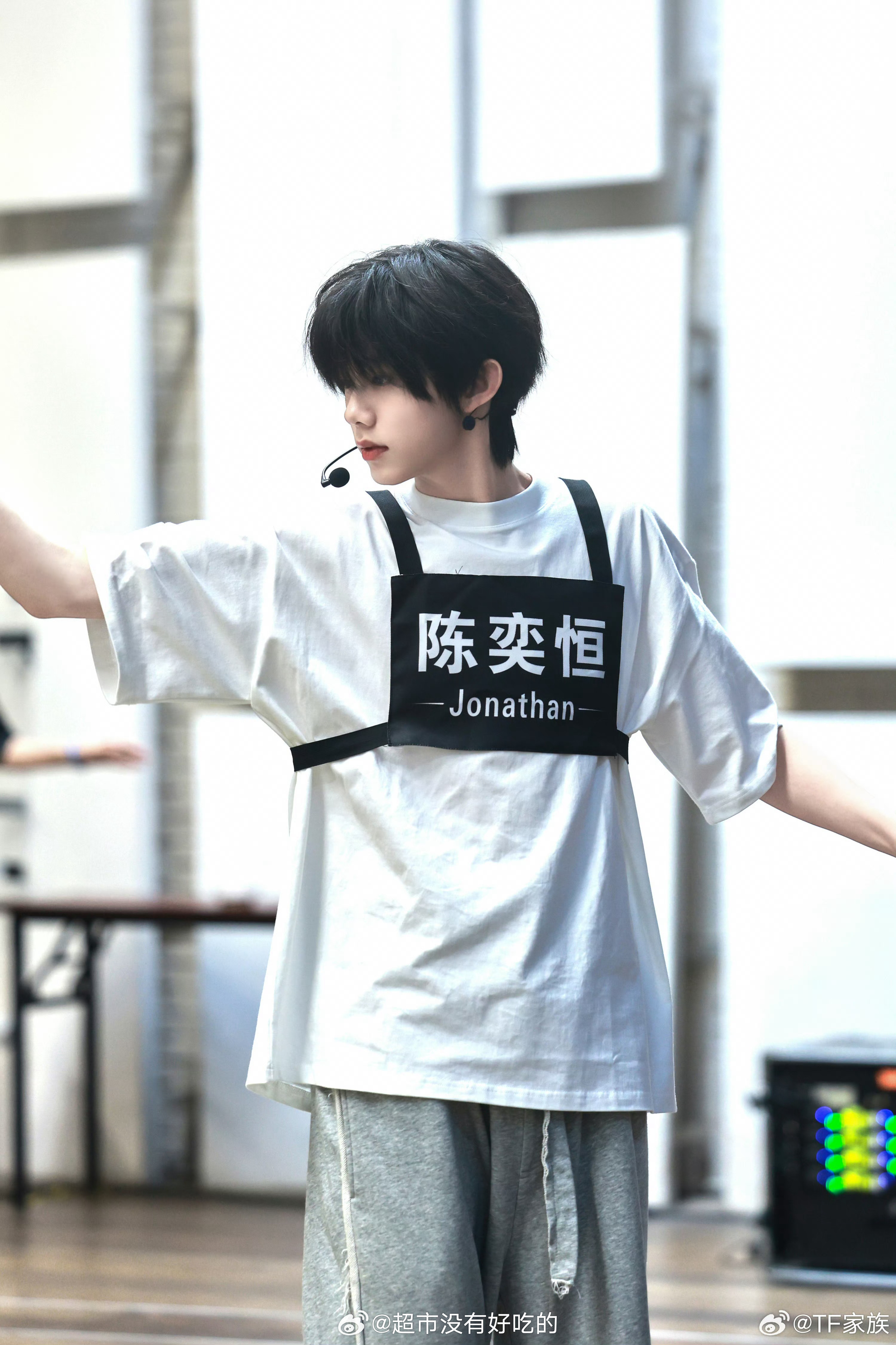 陈奕恒「第肆象限」青岛演唱会官方彩排照期待陈奕恒接下来公演表现，一切顺利陈奕恒陈