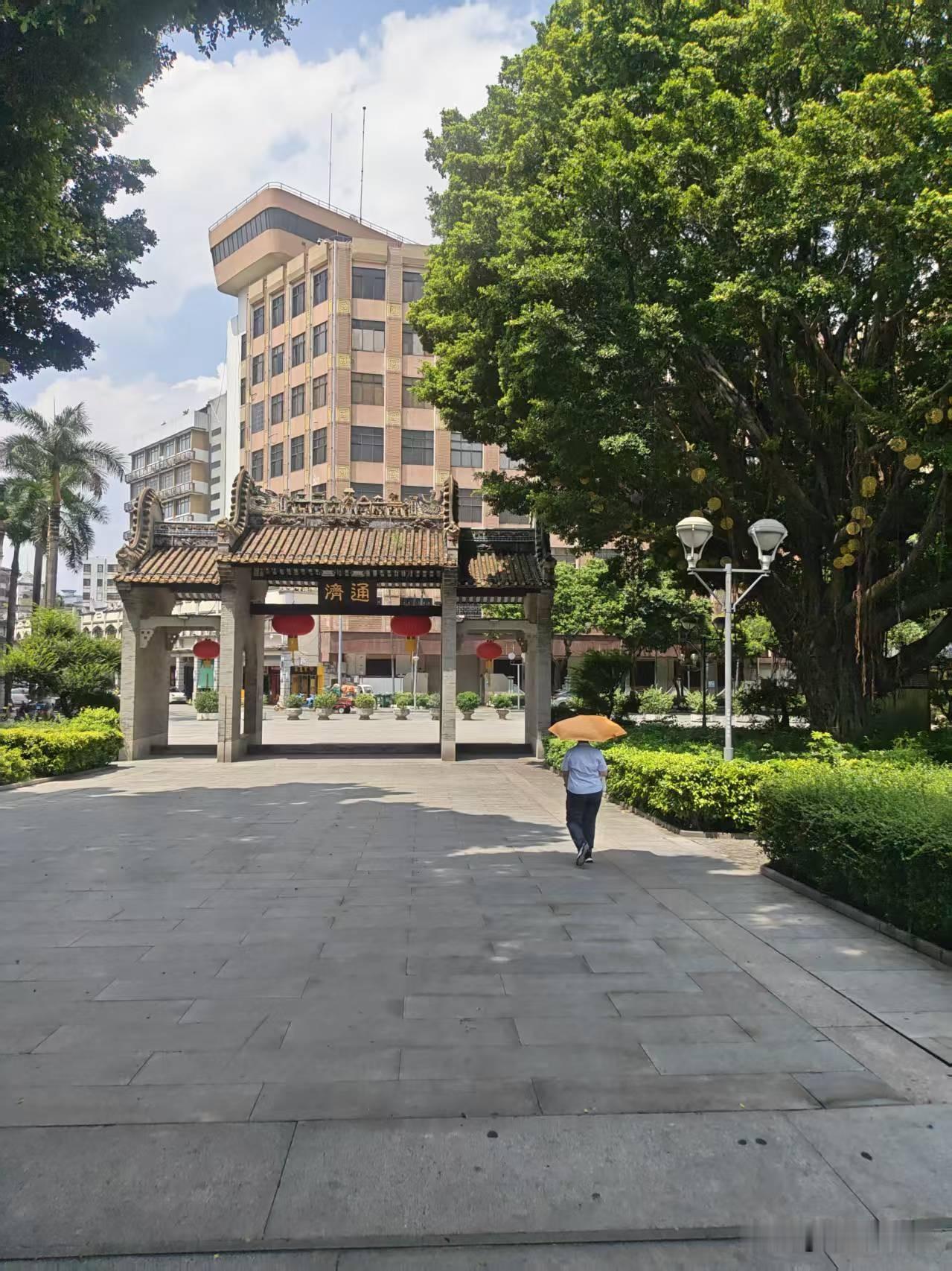 佛山通济桥(免费)
地址:
广东省佛山市禅城区金鱼街 32 号。
交通:(仅供参