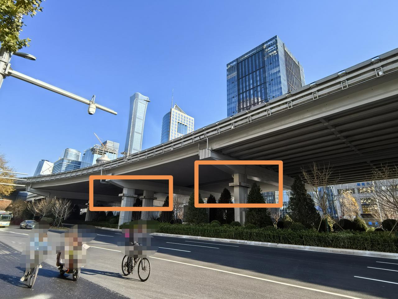 北京国贸桥下修整进入尾声，今天惊喜地发现在每个桥墩上都镶嵌了一圈金属装饰板。
 