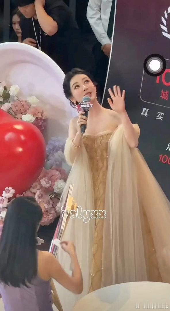看看杨紫白玉兰后首个活动状态怎么样？今天线下活动iPhone后置拍摄，扛住了生图