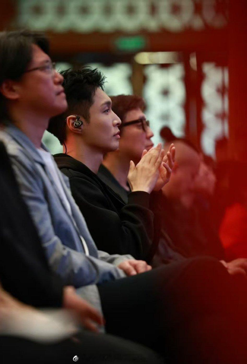 张艺兴国话发布会现场图国话大项目啊 第一部音乐话剧 这是闷声发大财啊 ​​​