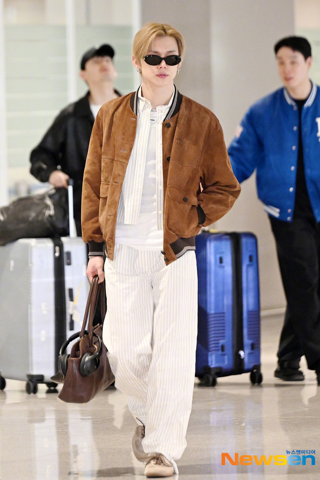 【Theqoo】以9件Miu Miu单品完整搭配现身机场的TXT崔然竣，时尚气场