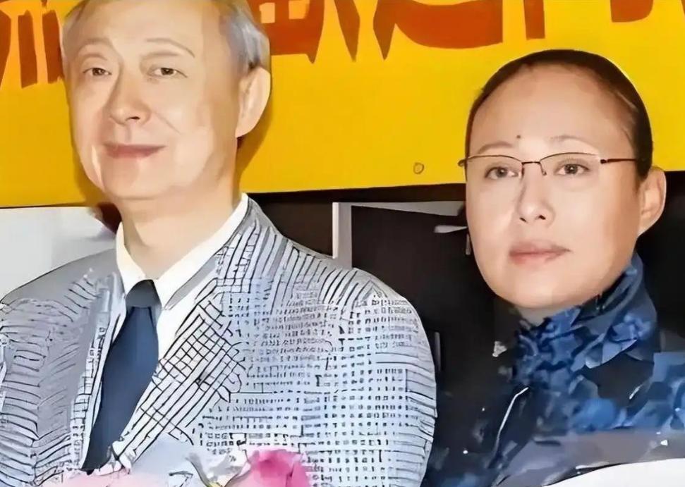 三任丈夫全走了，她从瑞士回国养老。儿子曾坐过牢，如今她老了没了依靠，衣食起居全得