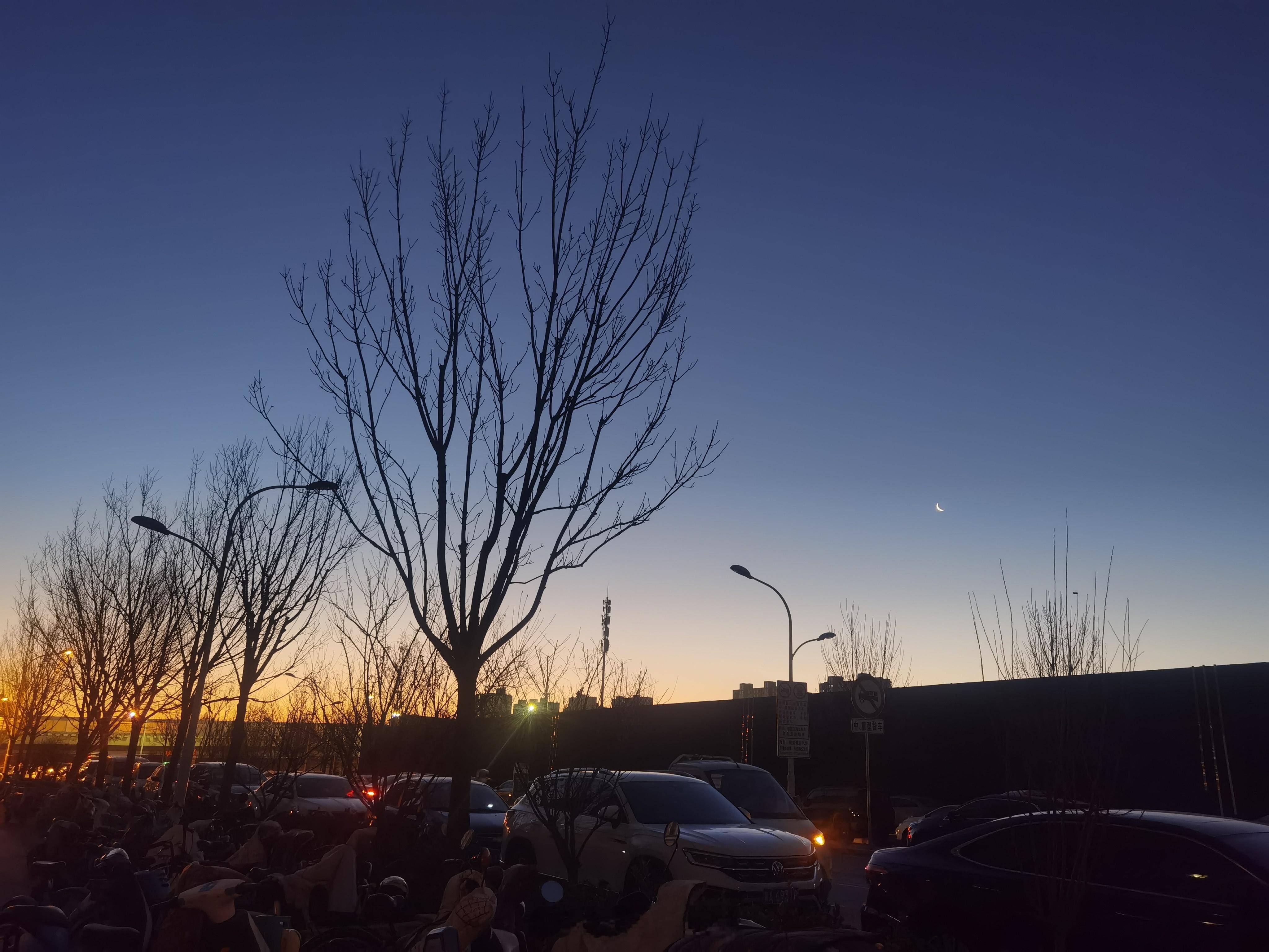 太阳每天都会正常升起，没有什么能够阻挡我们成长。即便遭遇苦难或身陷困顿，也不要轻