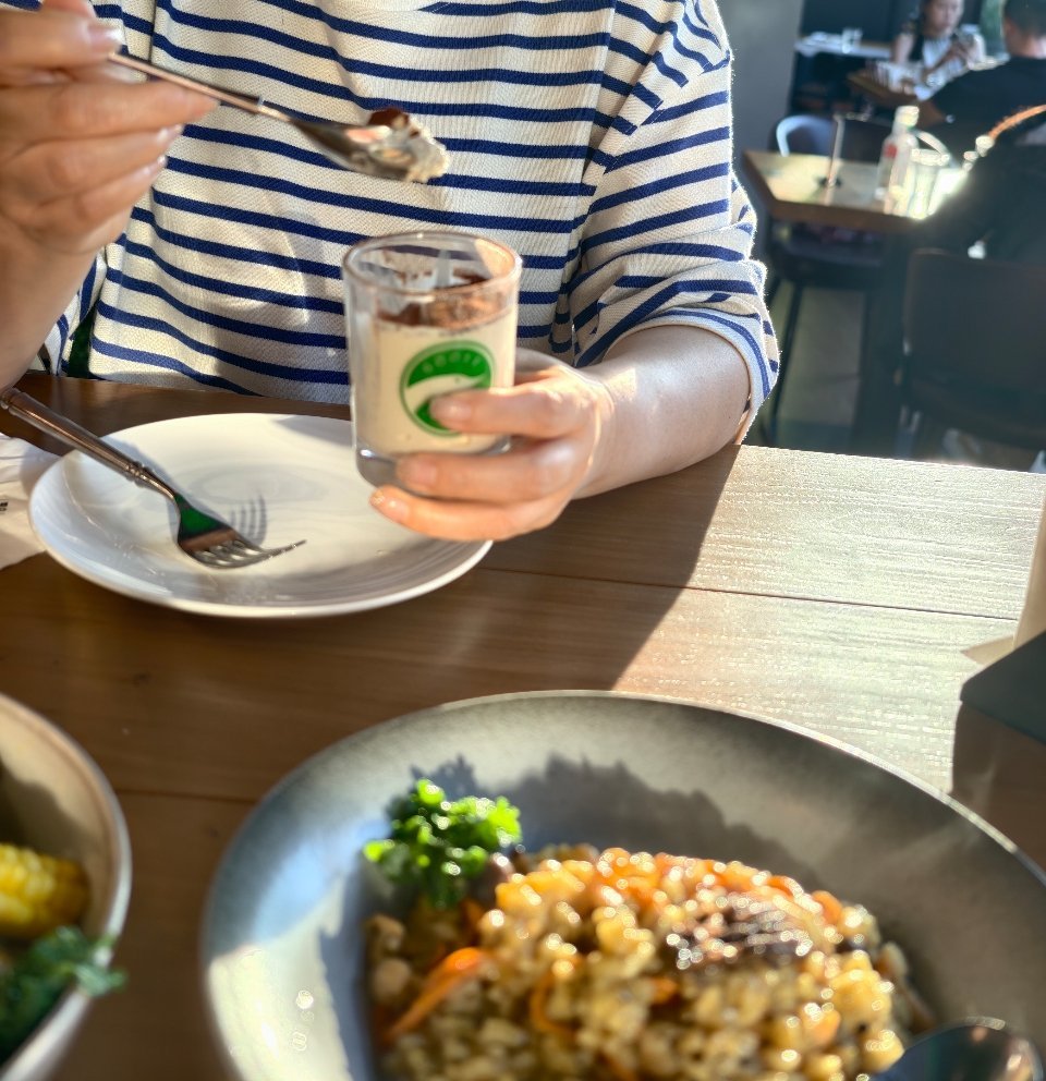 大美已经吃了两天的盒饭，今天晚上有个空档，我说带她去堂食，饭后再来拉练。我们去了