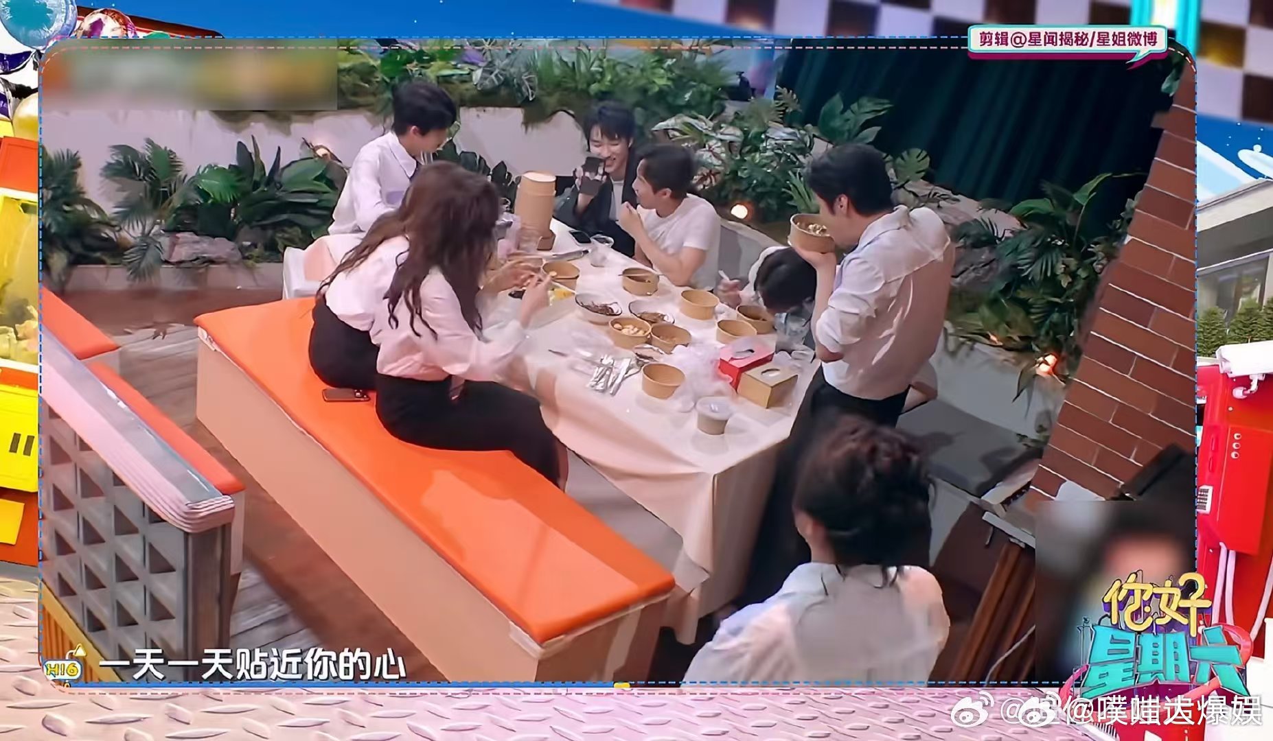 丁程鑫贴脸李小冉唱心愿便利贴 你好星期六 少年临场发挥尽显活力，丁程鑫趁着连线机