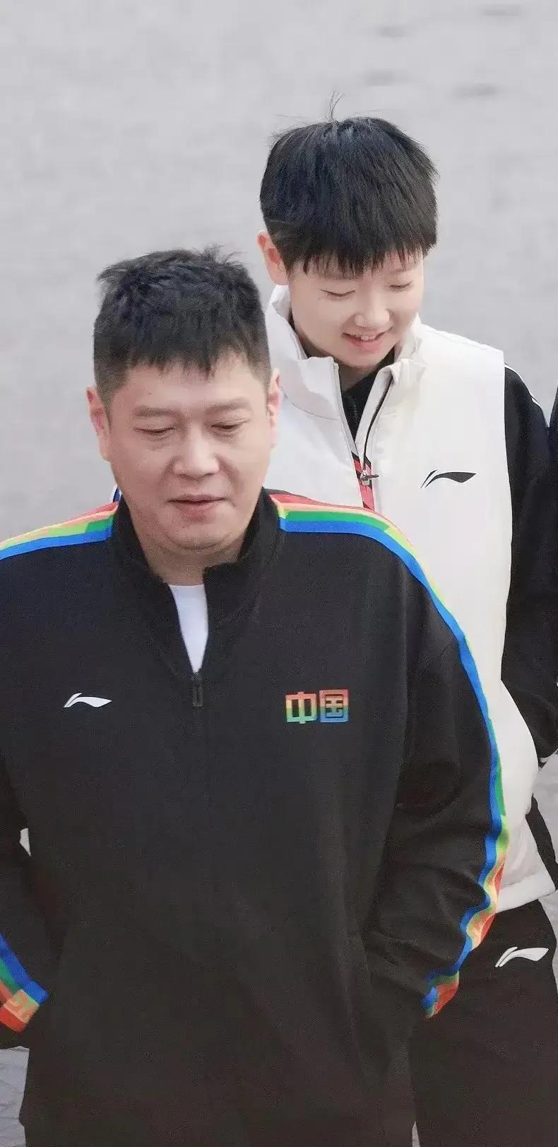 看孙颖莎师徒的衣着，北京还是蛮冷的。莎莎加油！