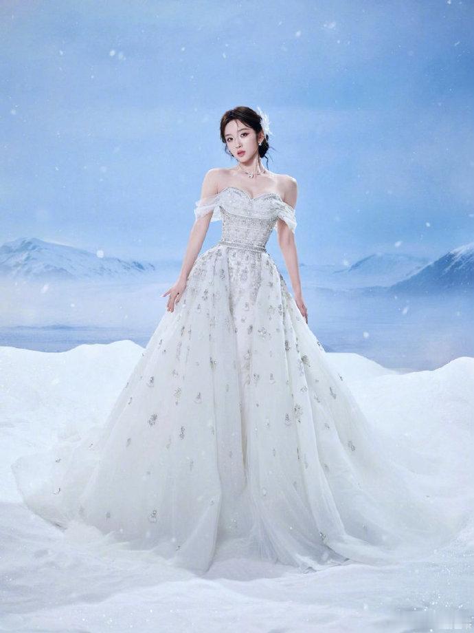 唐艺昕婚纱造型唱雪人 今晚将穿婚纱唱《雪人》，完全鲨疯了好嘛，仙仙的美美的！浪姐