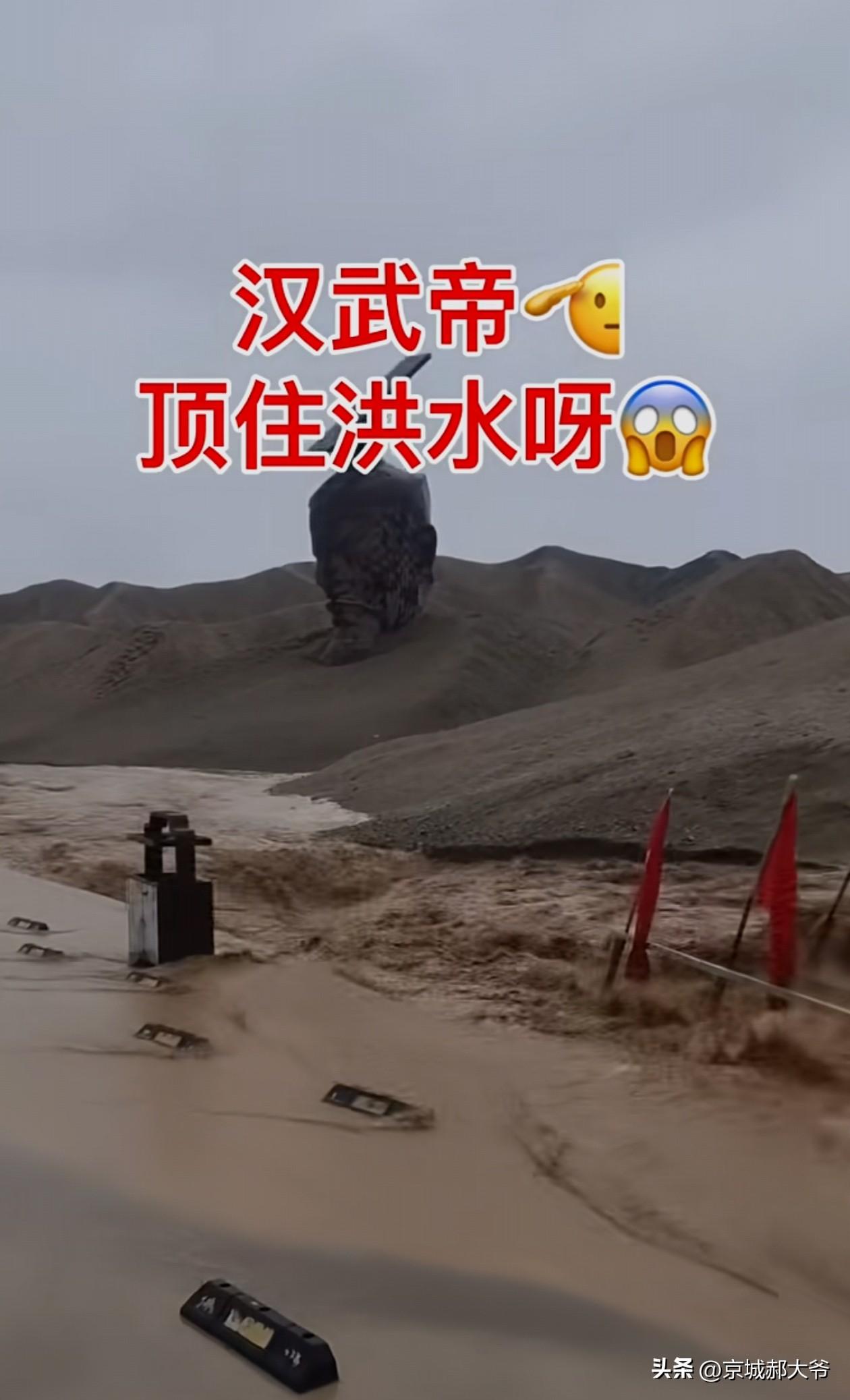 谁能想到甘肃瓜州这地方这么热，近百公里看不到水，居然发大水了。以前去的时候，这里