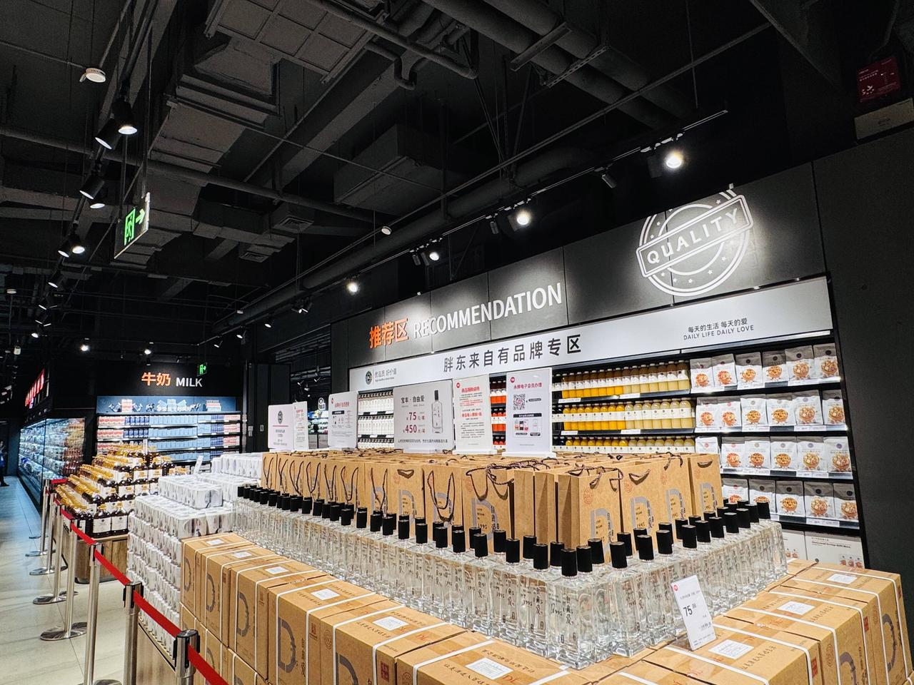 降薪增假，在面对这一选择时你会怎么选择呢？
绝大多数人必然选择不降薪维持原有的状