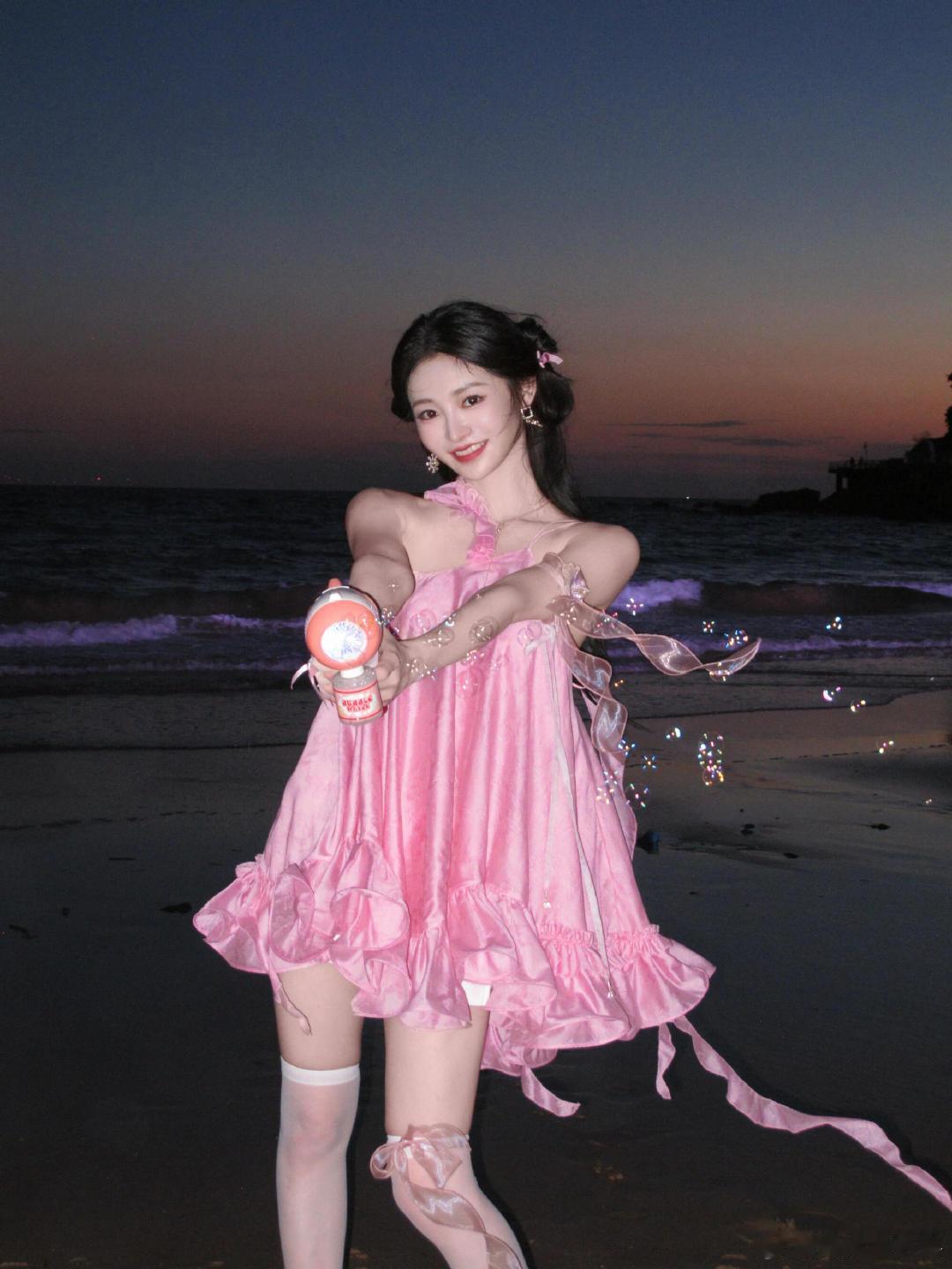 周洁琼孔雪儿终于想起自己是爱豆了 内娱秀粉集体狂欢！初代选秀全能王 + 女团舞担