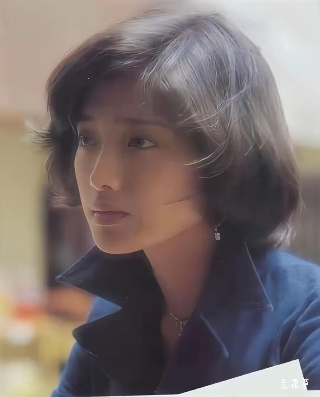 第一次看山口百惠的这张照片。
从这张照片看，她是一个极度清秀的女孩，目光深邃，五