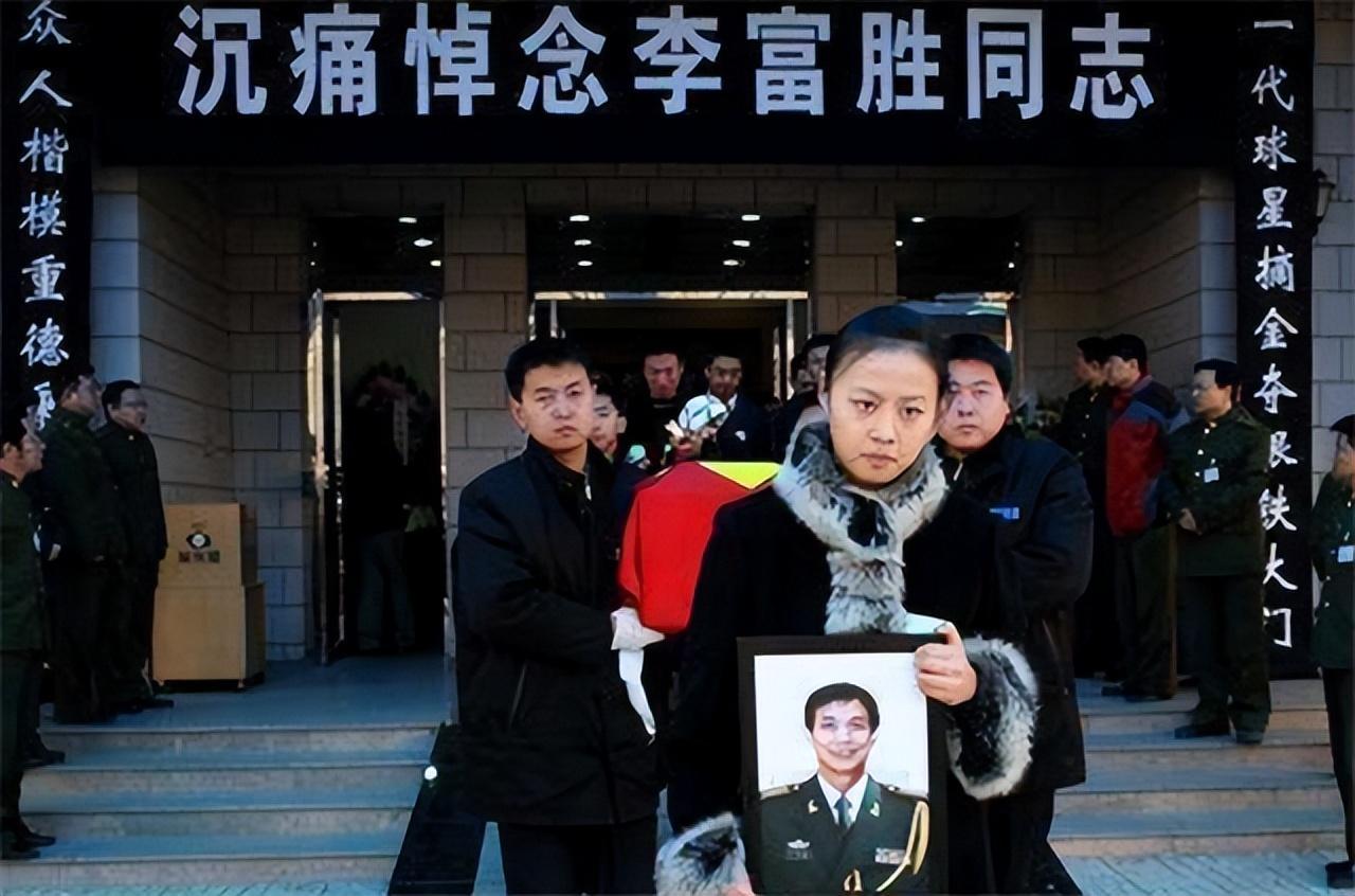 李富胜追悼会上，一张罕见的留影，这张照片拍摄于2007年12月9日，地点是北京八