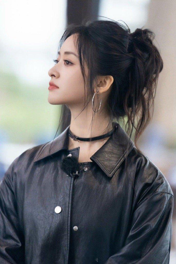 沈月持证上岗 有证就是不一样！沈月拿着结业证书认真搞事业，客栈清洁严格执行五色抹