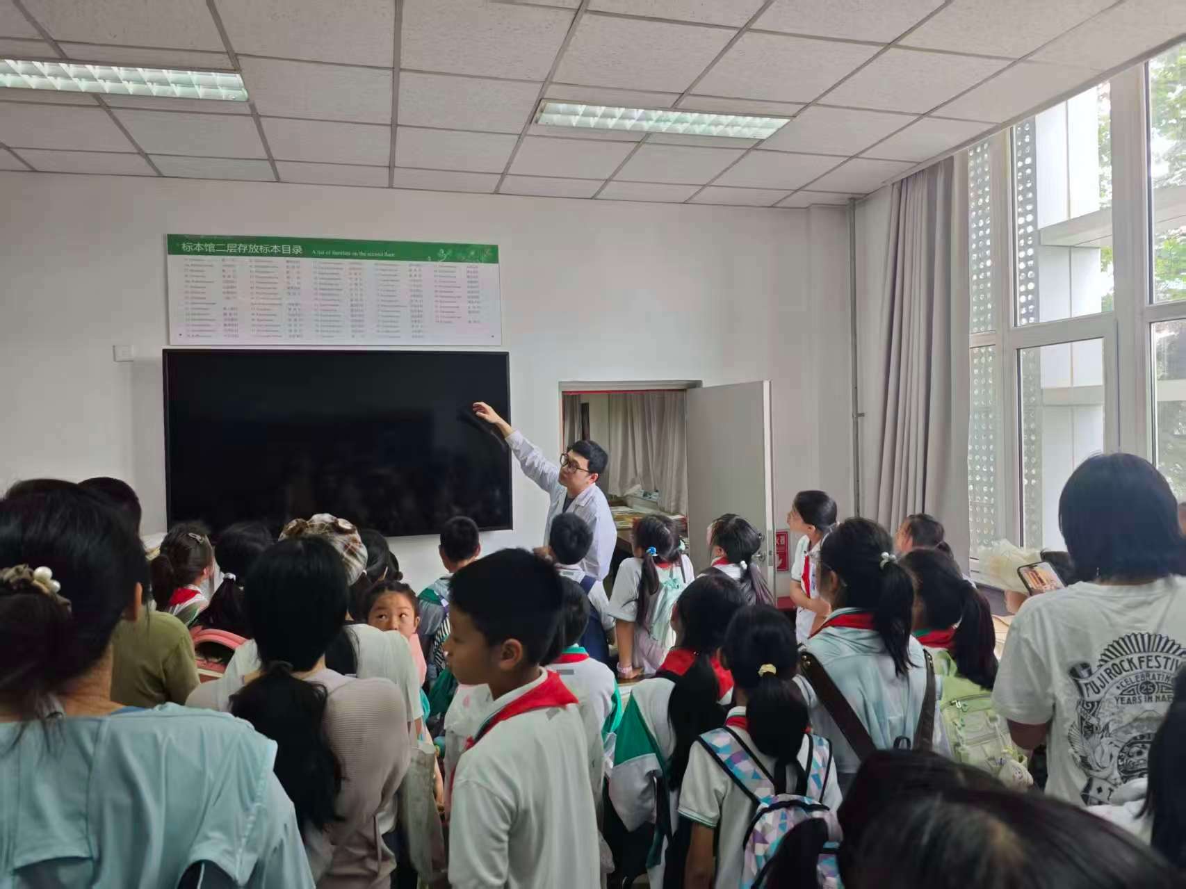 出门前：我要学习、我要涨知识、我要接近科学。出门后：好多人、好多人、好多人……但