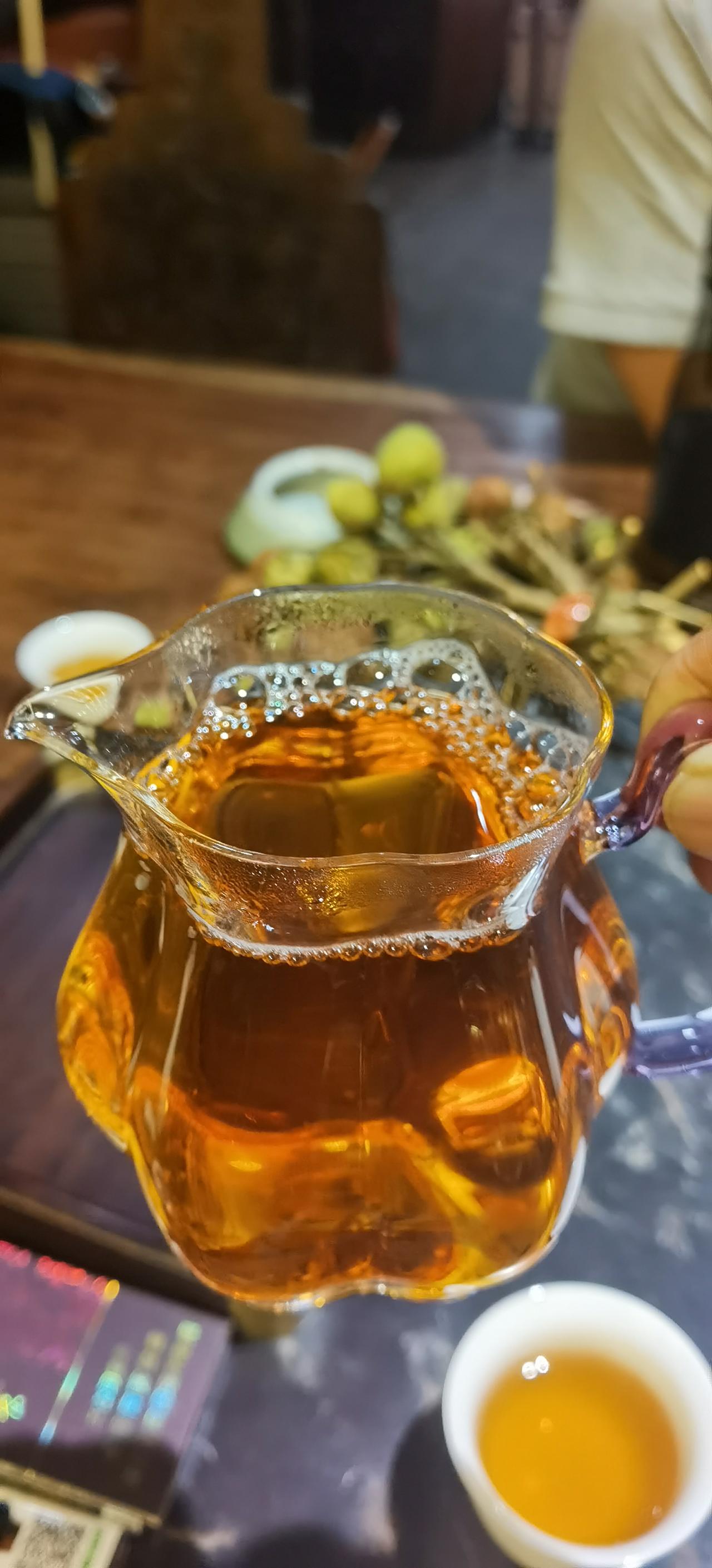 “酒逢知己千杯少”这话出自宋代欧阳修《朋党论》，遇到知己，喝酒心情愉悦那是难以言