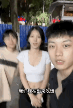 图一：当女孩子满口说着随便的时候，其实她只是想男孩子帮忙拿主意而已。
图二：把脚