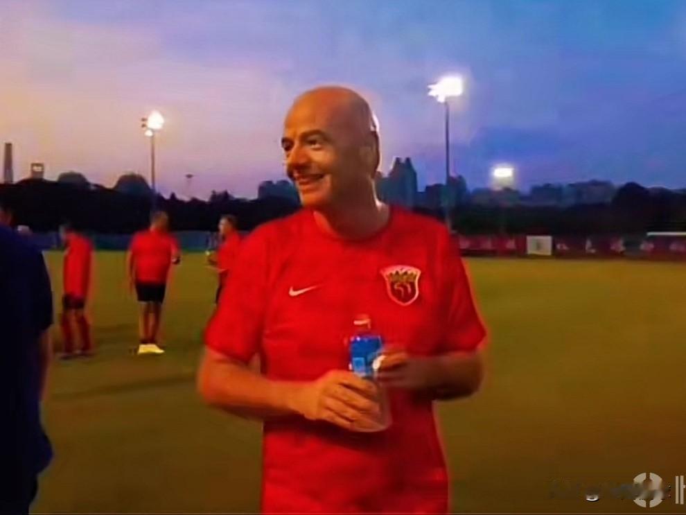 海港这波面子够大…今天上海海港足球俱乐部迎来了20岁生日。上海海港官方账号发布视