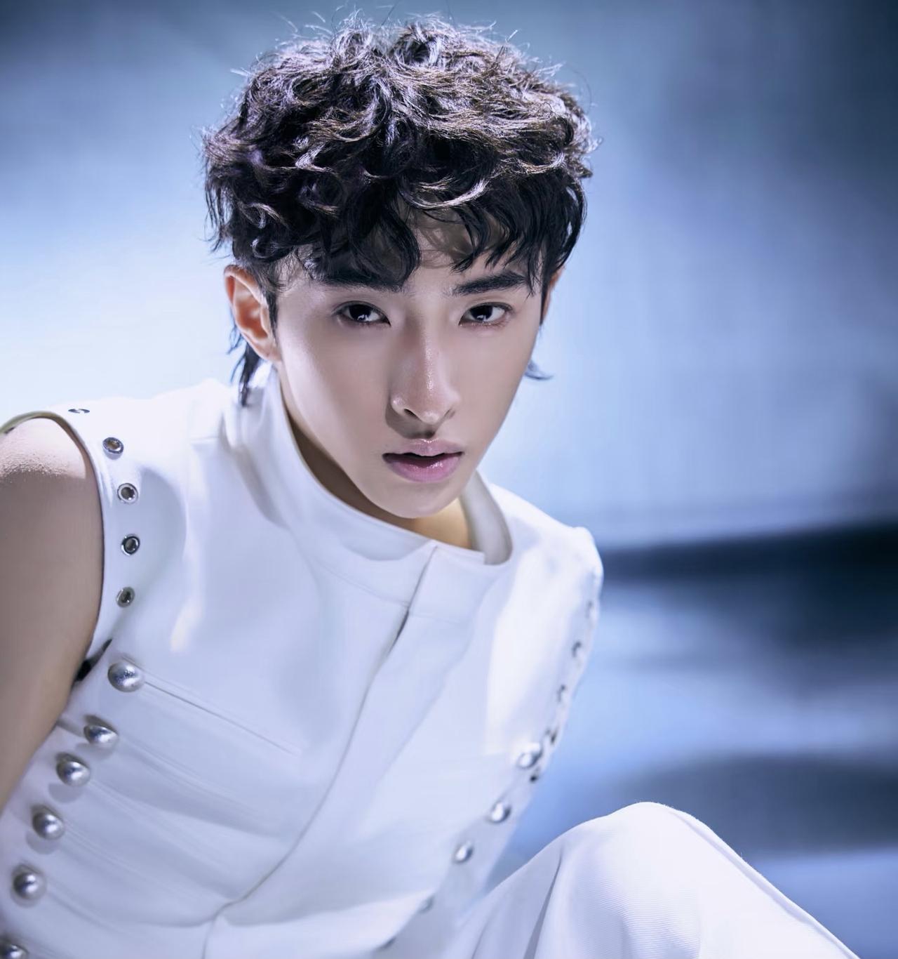 有些人生来就是享福的，

看看庾恩利你就明白了，

虽然庾澄庆和伊能静离婚了，可