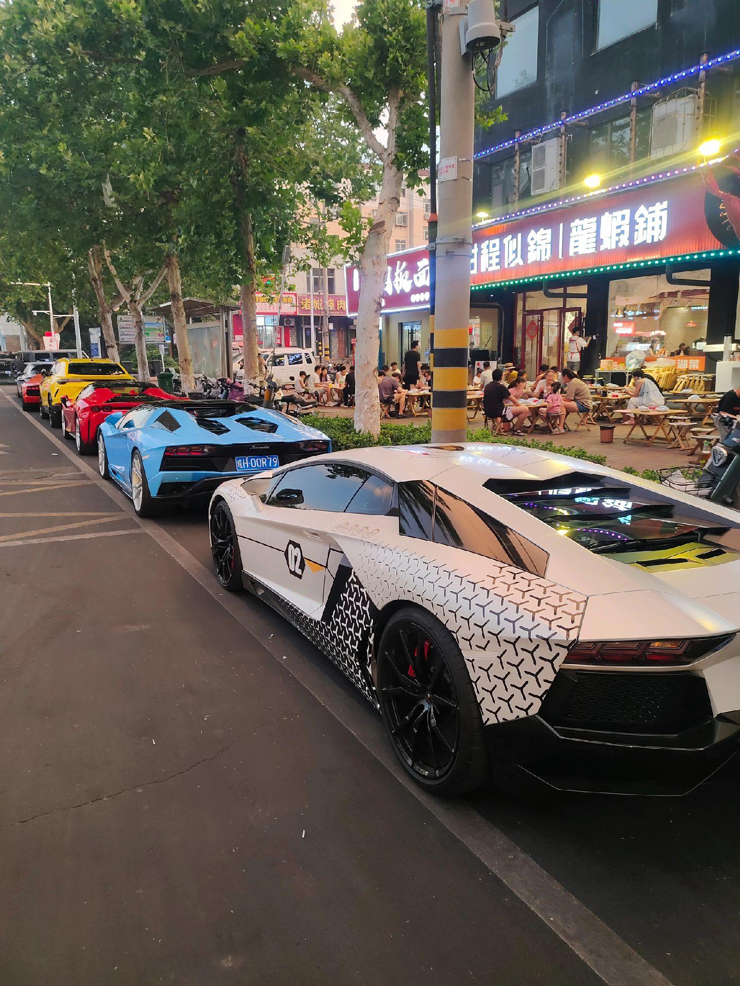 昨晚奎文的路边的一个小画面，三台大牛一台sf90一台urus，路人纷纷...