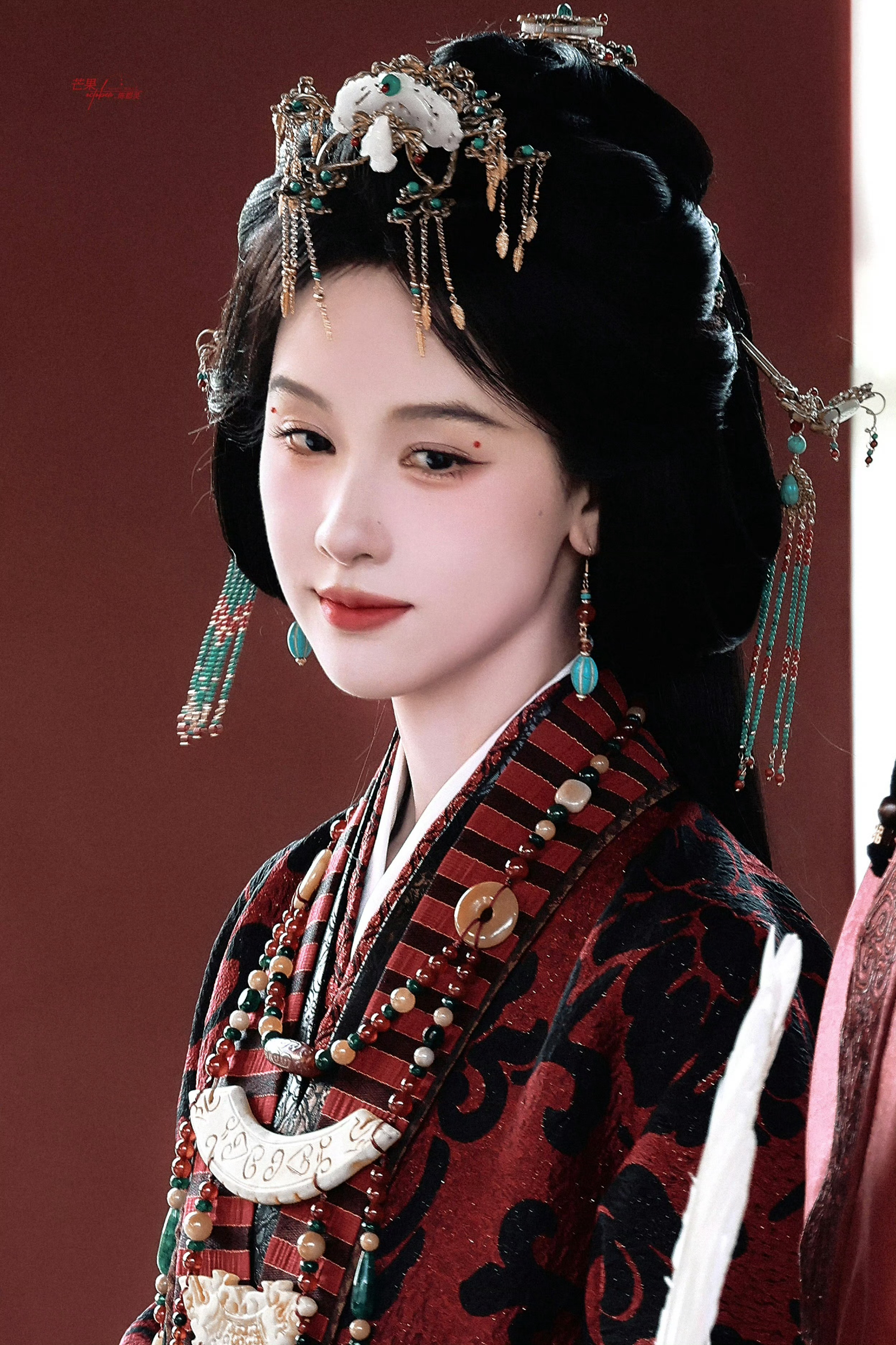 【陈都灵】陈都灵红色戏服 陈都灵《翘楚》最新路透，红色戏服华美而又庄重，身份转变