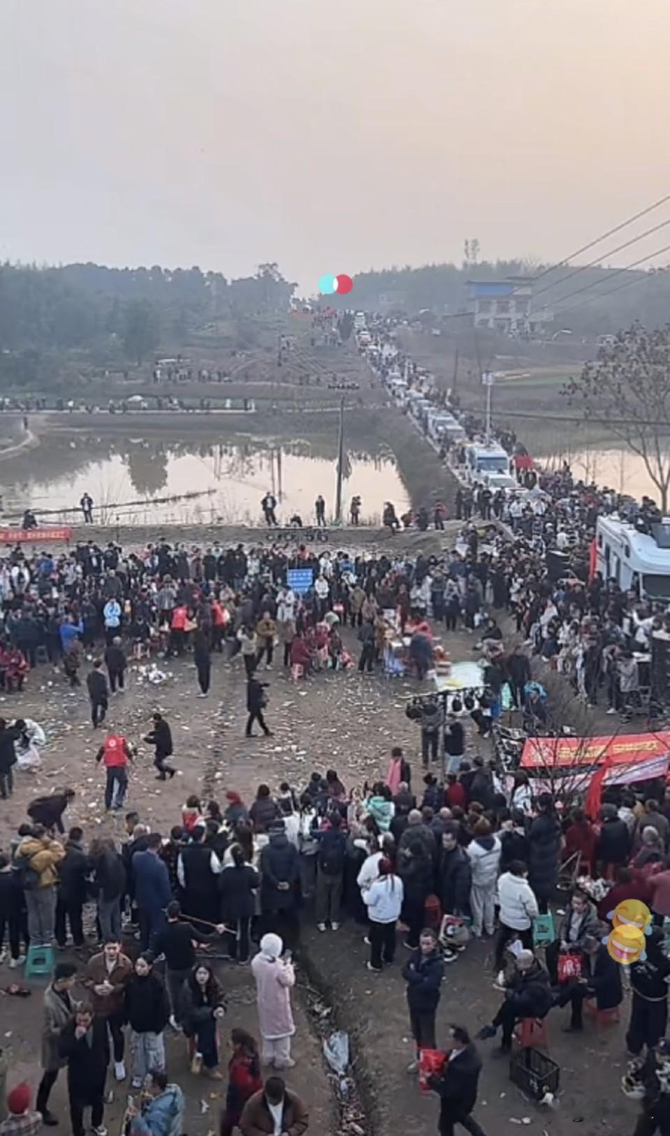 网上喊一嗓子，能喊来上千人吃席，这阵仗确实难得。镜头里热热闹闹，大家直播吃饭，氛