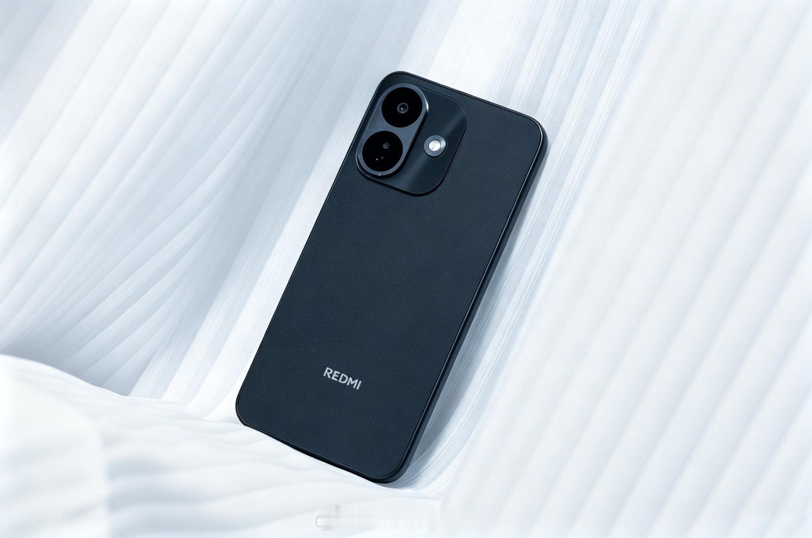 来聊聊刚刚发布的REDMI Note17 Pro。大R角、窄边框搭配简约的设计，