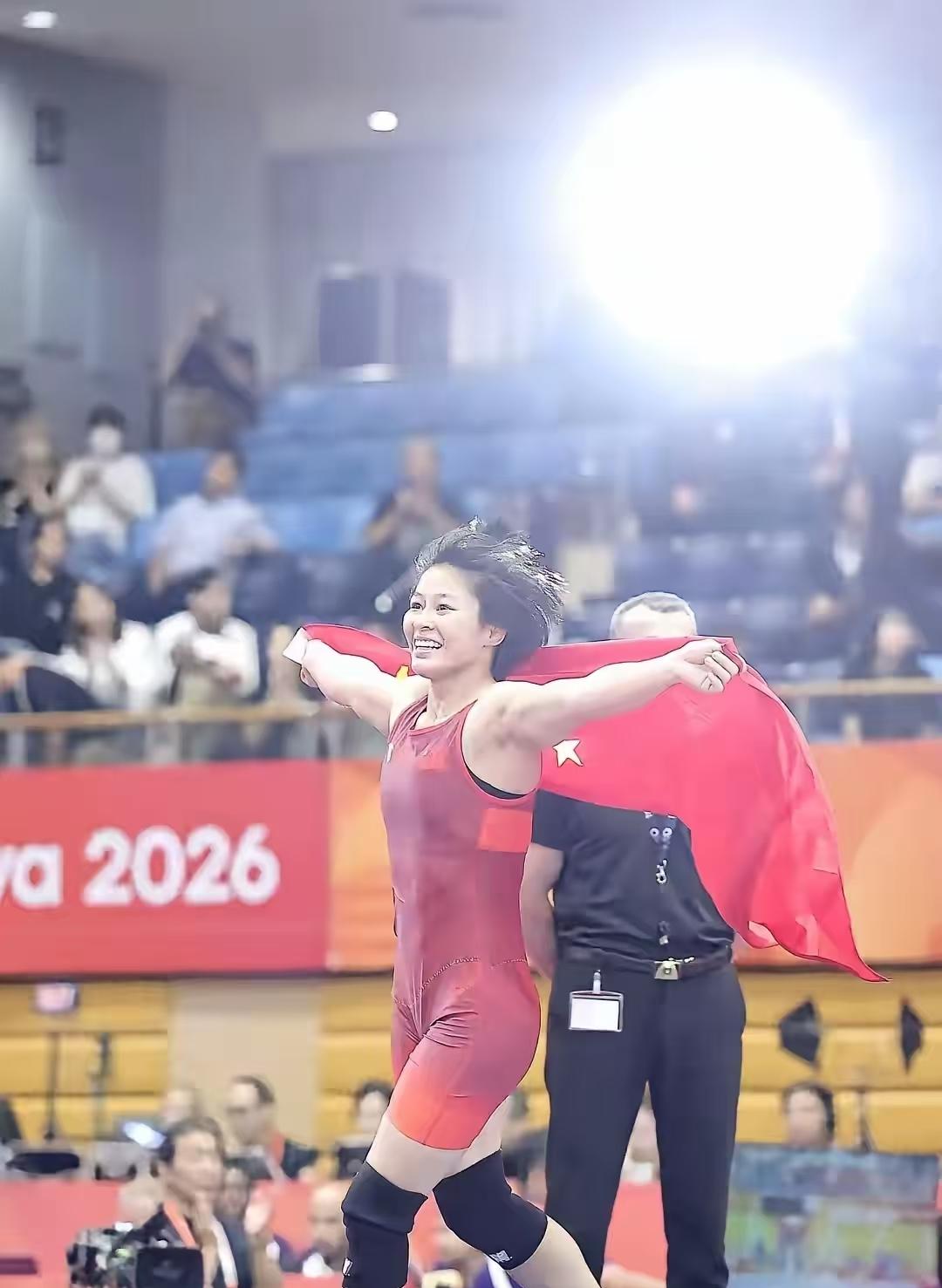 这块亚运金牌，
彻底颠覆了我的认知！
10月3日，中国姑娘洪可新夺得摔跤项目女子