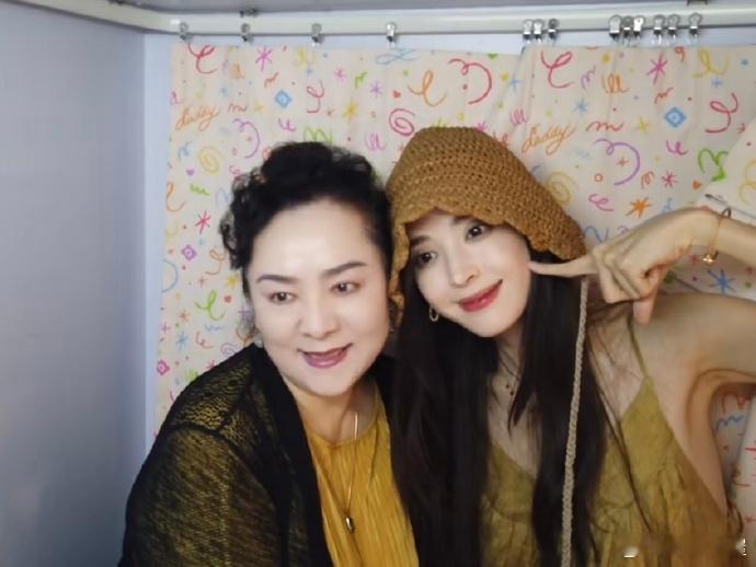 娜扎和妈妈一起拍大头贴  每一次滑动屏幕，都是一次心灵的触动。娜扎的泰国Vlog