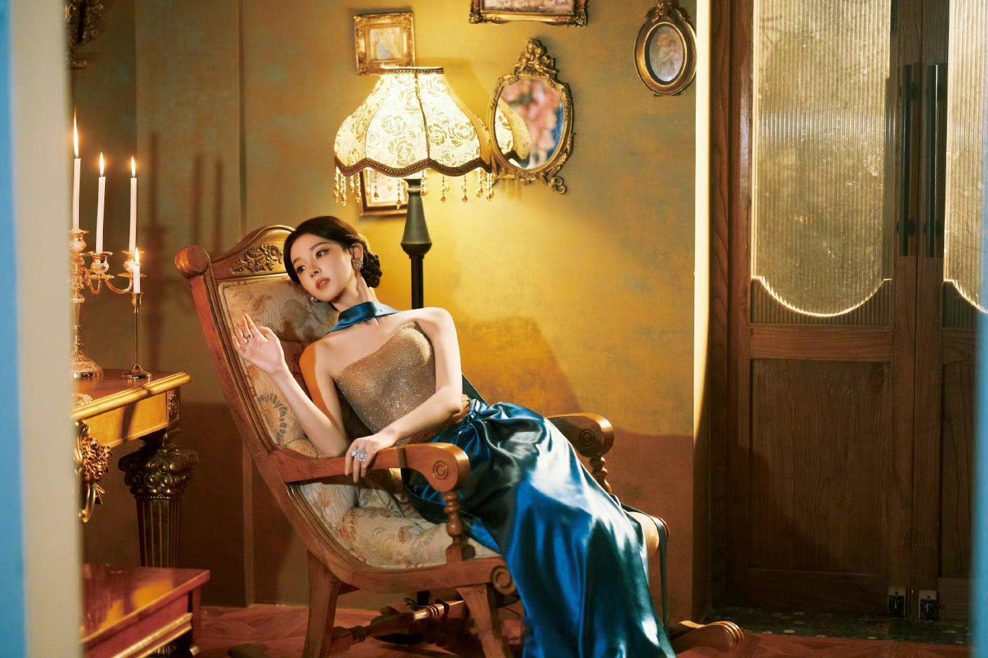 陈瑶烛光里的油画美人陈瑶孔雀蓝丝缎裙太显贵了 这组出发图直接刷新审美认知，陈瑶一