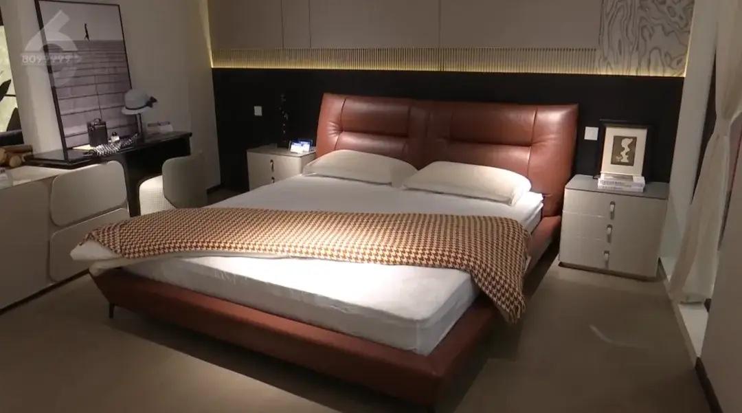 云南昆明，女子来到家具店，想买一款1.8米的床，店员推荐了一款，女子很满意，交了