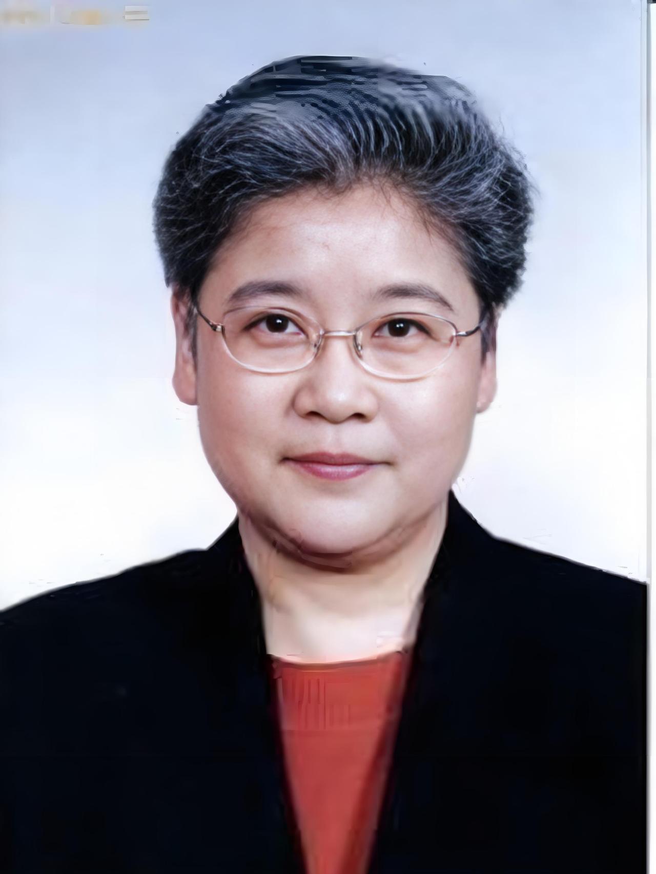 1977年9月，唐闻生被下放到“五七干校”劳动，从此她远离了工作多年的外交系统。