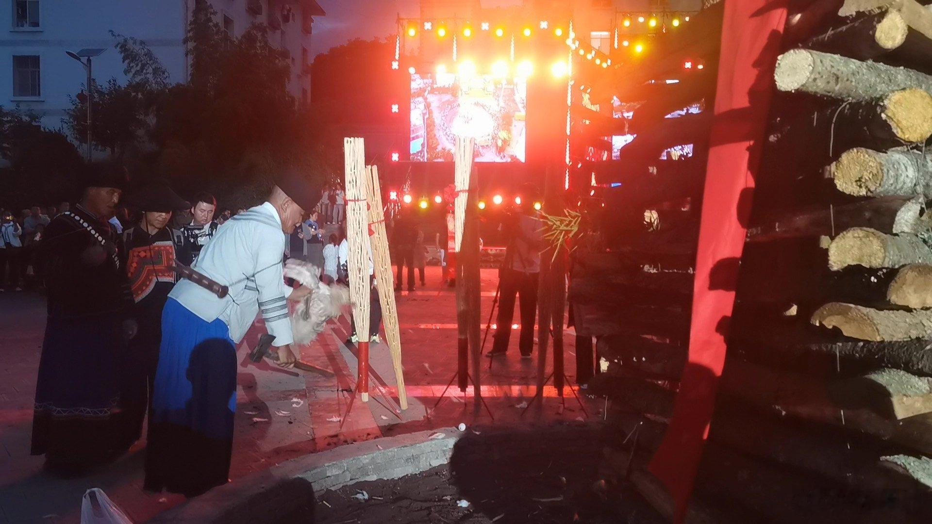 云南永善伍寨火把节今夜燃情启幕  云南永善伍寨火把节在今天晚上盛大开幕，真的是觉