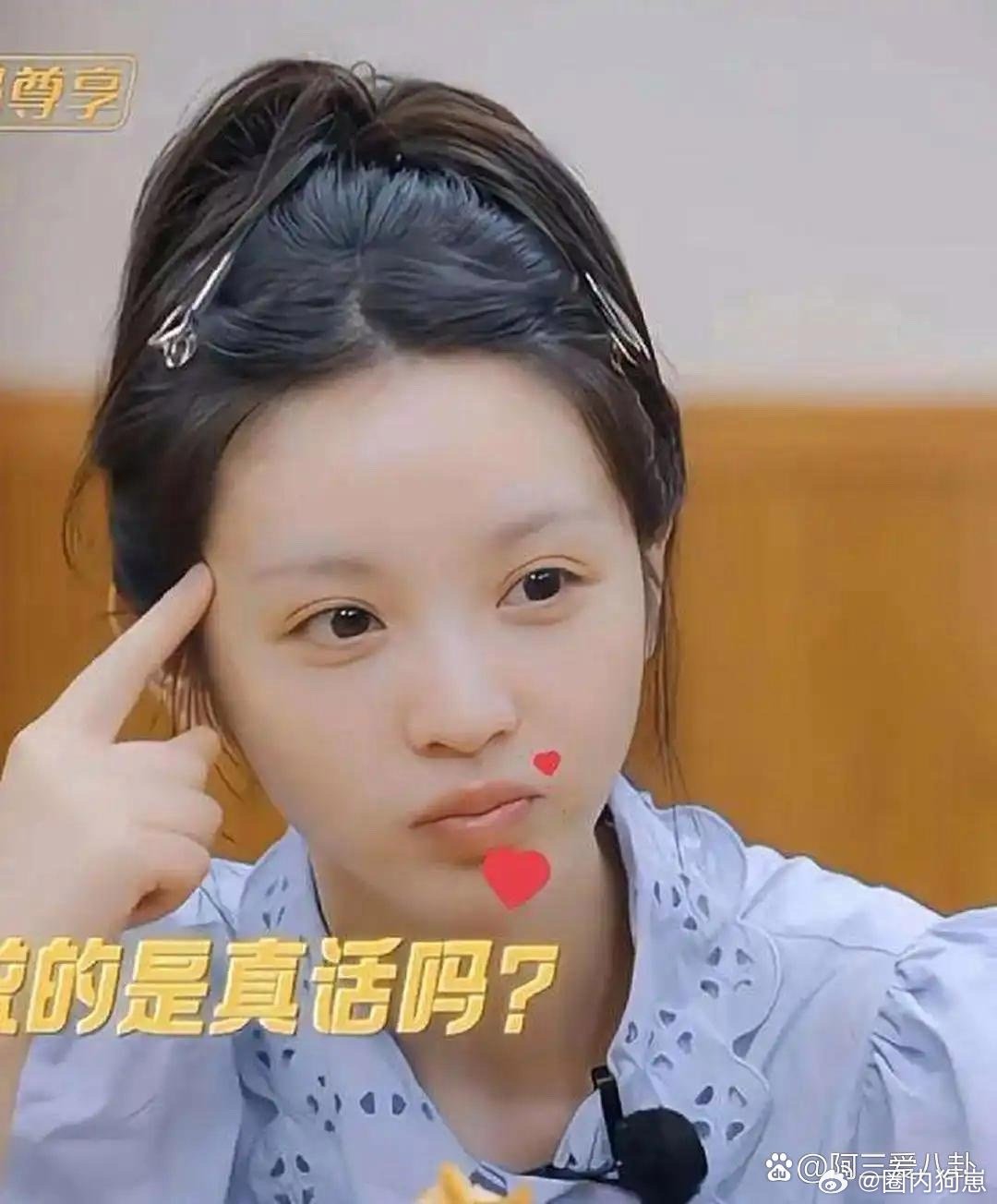 田曦薇素颜状态好真实！少了妆容加持，五官轮廓多了份原生质感，乍一看还真没立刻认出