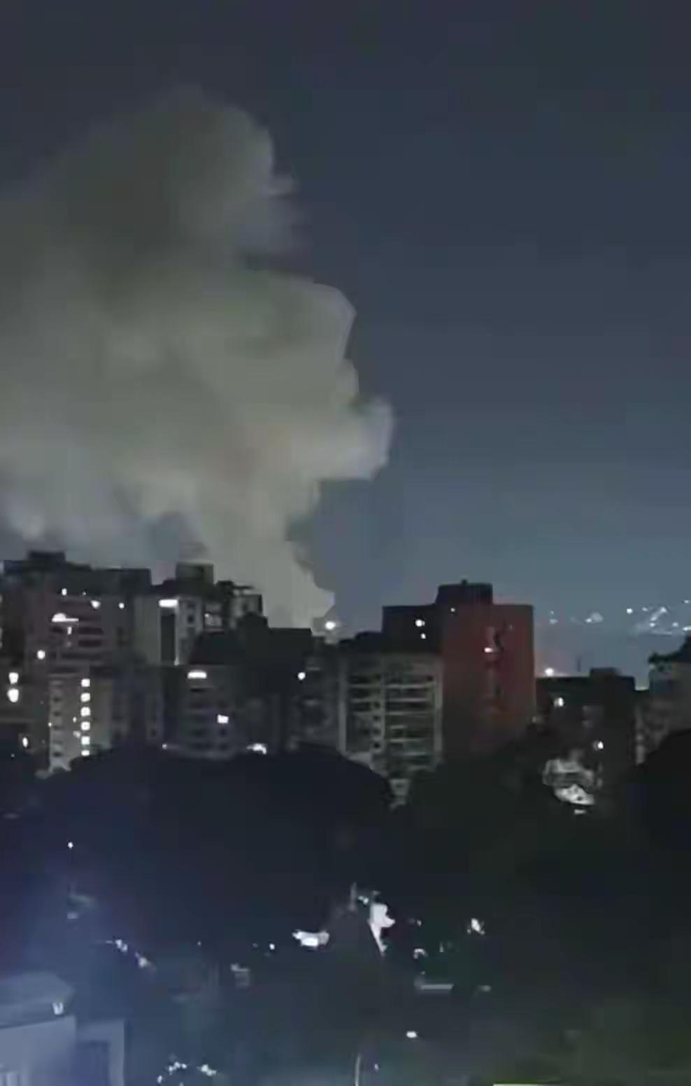 就在刚刚
最新消息，委内首都加拉加斯发生爆炸，情况紧急，美国可能会采取行动。中俄