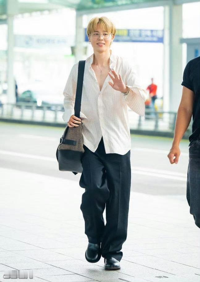 朴智旻 × 迪奥二零二六春夏秀朴智旻 出发巴黎时装周，受邀本季Dior 2026