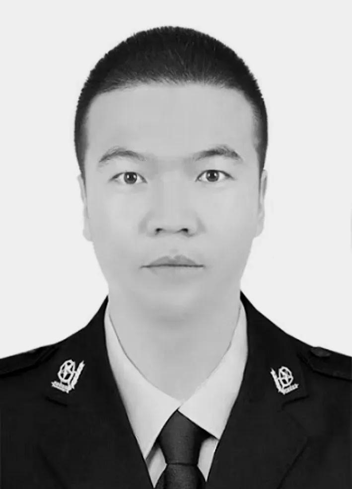 10月31日，宁夏吴忠同心县民警杨国林在处理一起清洗油罐车救援警情中，为抢救群众