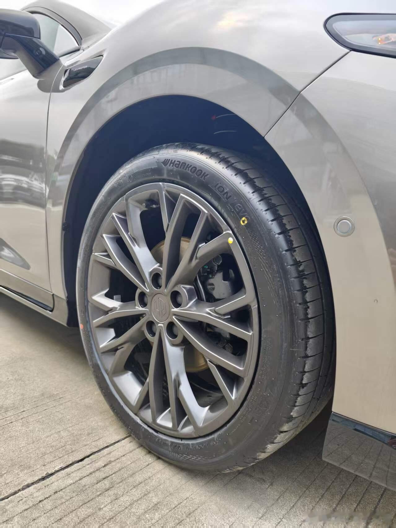 零跑Lafa 5 Ultra 实拍图，这个配色再配合前铲和尾翼，还挺帅。新能源汽