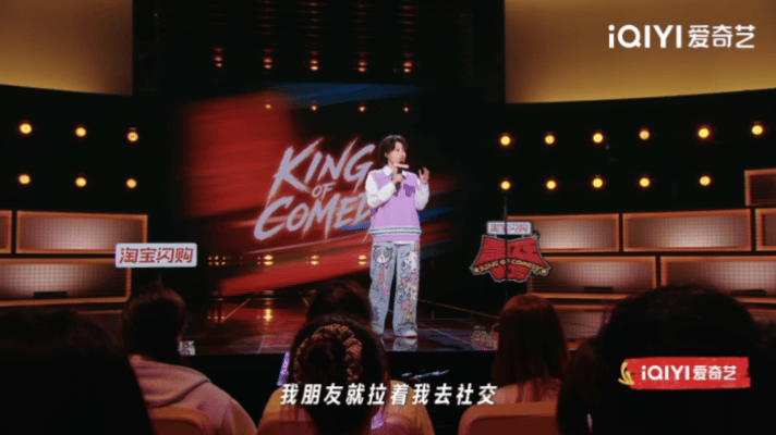 夜店就是阳间的阴曹地府 那大家在这五颜六色的灯光还冒着干冰烟的环境下跳舞，那不就