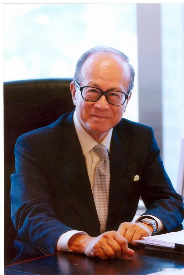 囤地躺赢了一辈子的李嘉诚，这次在北京的收官地产项目，算是彻底栽了跟头。2001年