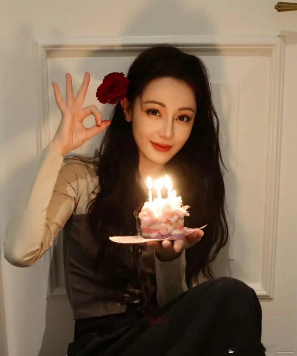 杨幂给迪丽热巴庆生，原因无非就4点，1、 杨幂曾是热巴的上司，上司给曾经职员庆生